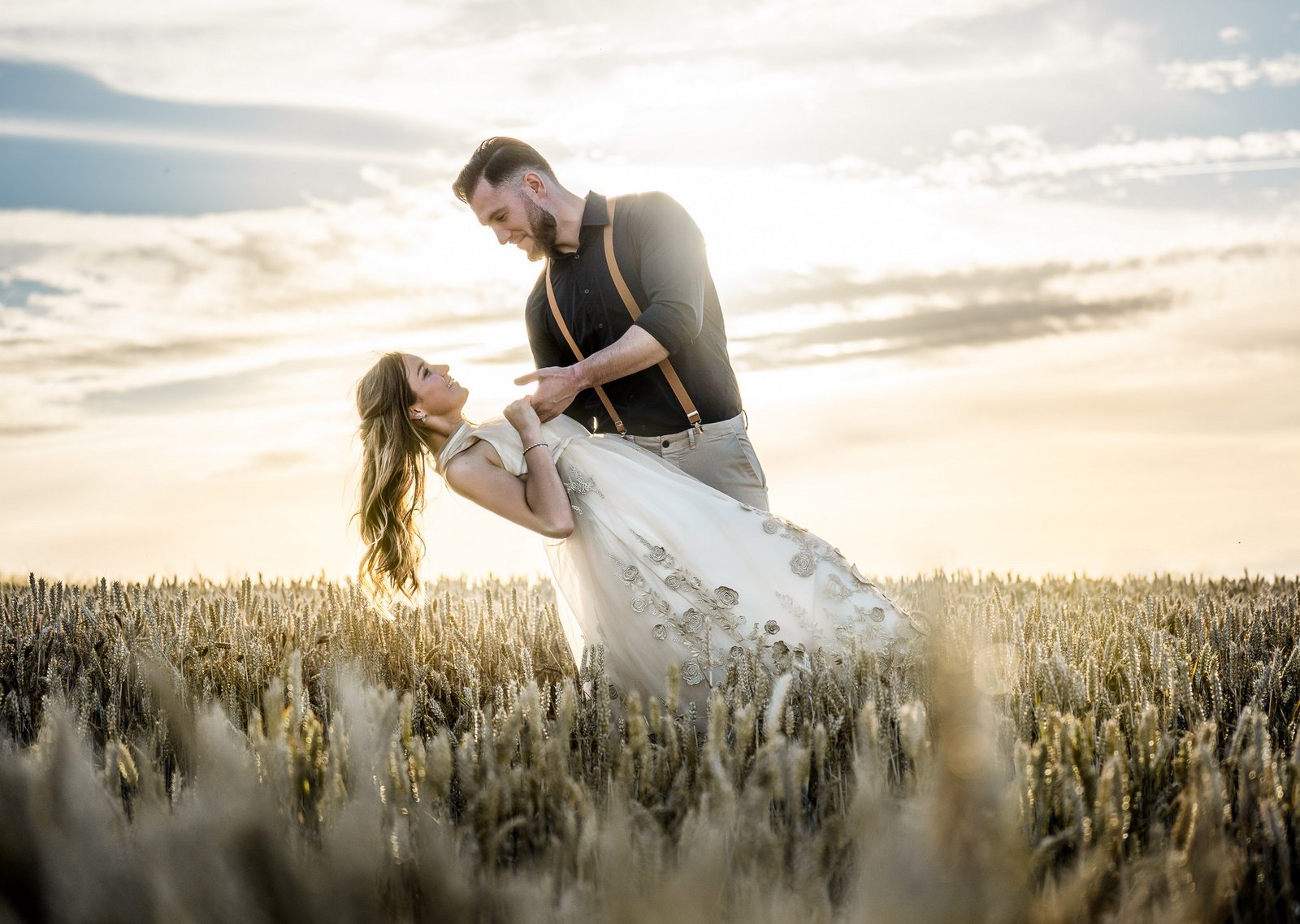 Couple marchant au soleil couchant
