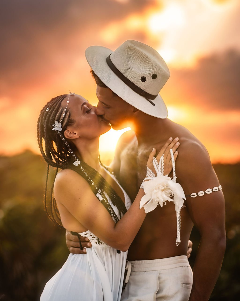 Chapeau et joie sur la plage de Playa del Carmen