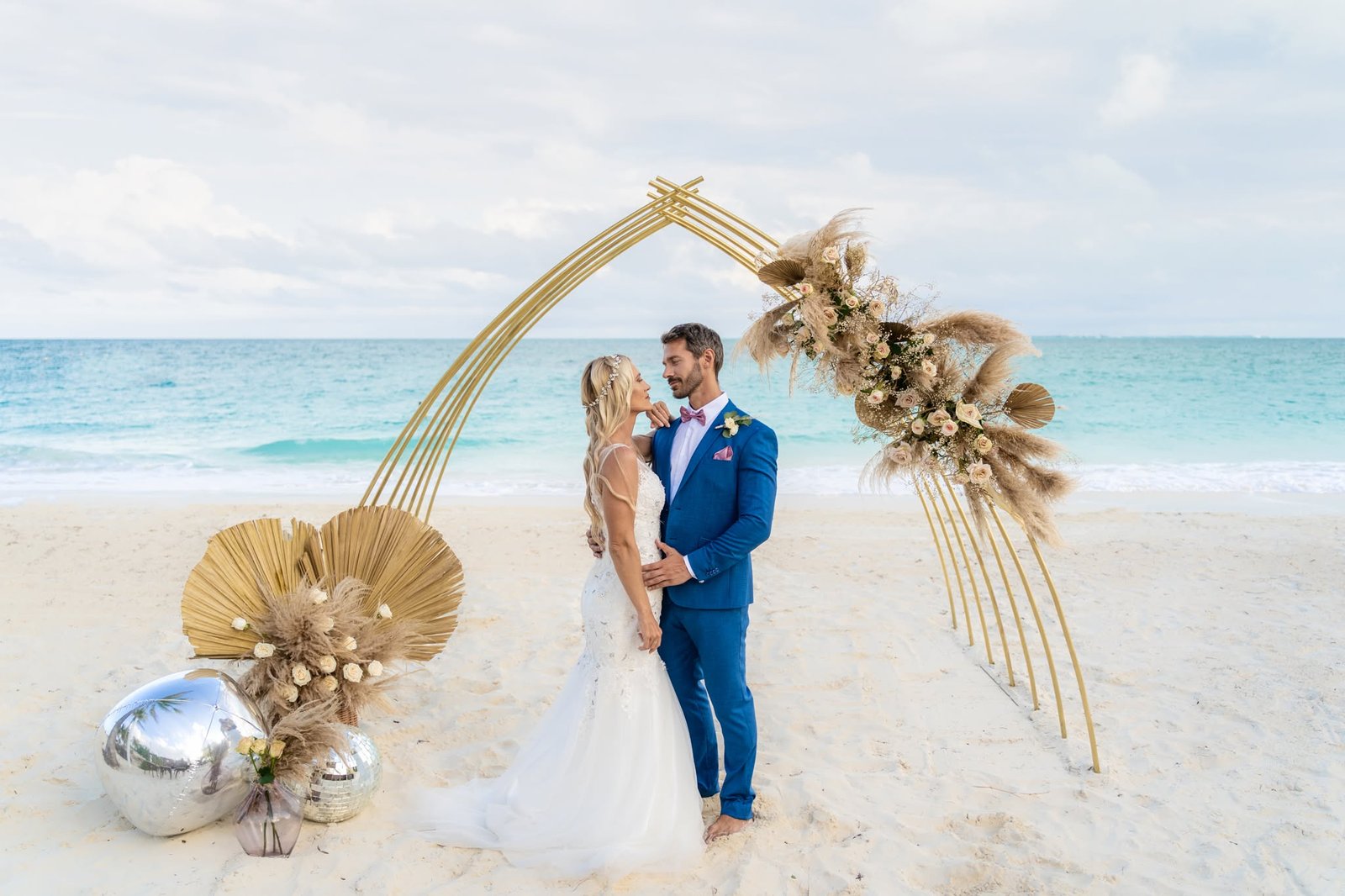 Cérémonie sous arche florale en bord de mer à Cancún